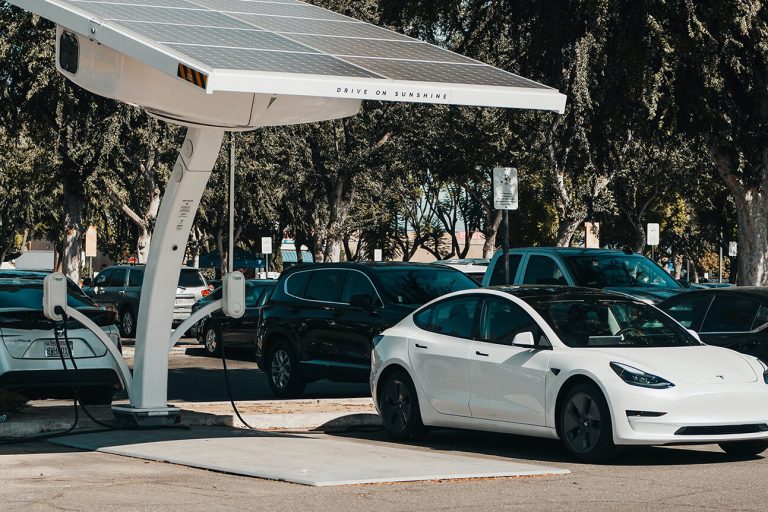 Elektrische bedrijfswagen en laadpaal