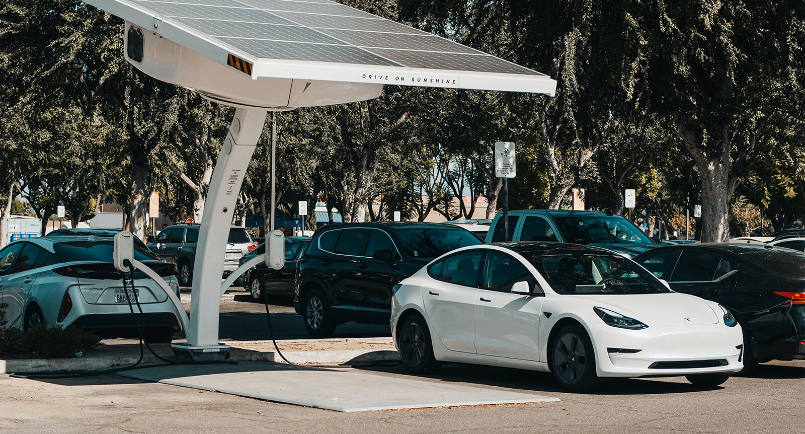 Elektrische bedrijfswagen en laadpaal